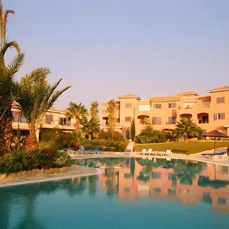 Award-Winning 3-Bedroom Apartment Near Beach Paphos Exterior photo
